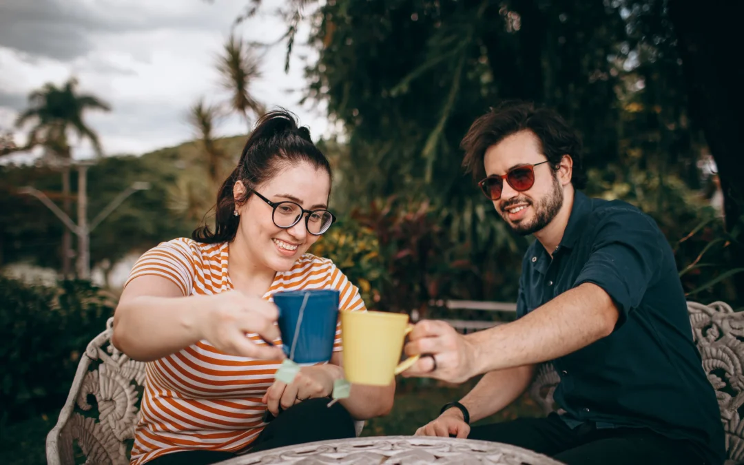 Deux personnes souriantes avec une tasse de thé. Jeûne, descente alimentaire et reprise alimentaire
